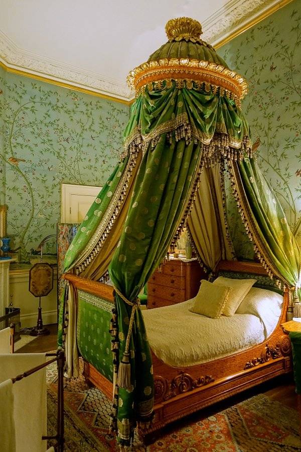 1200px-Bed_2_-_Wellington_Bedroom_-_Chatsworth_House_-_Derbyshire,_England_-_DSC03370.jpg