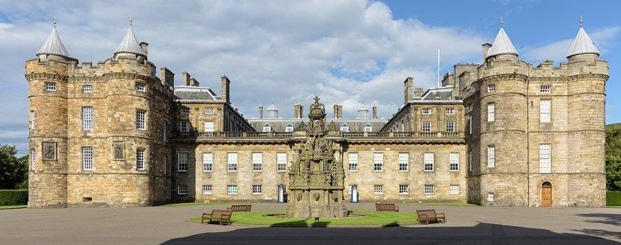 1200px-Holyroodhouse,_front_view.jpg
