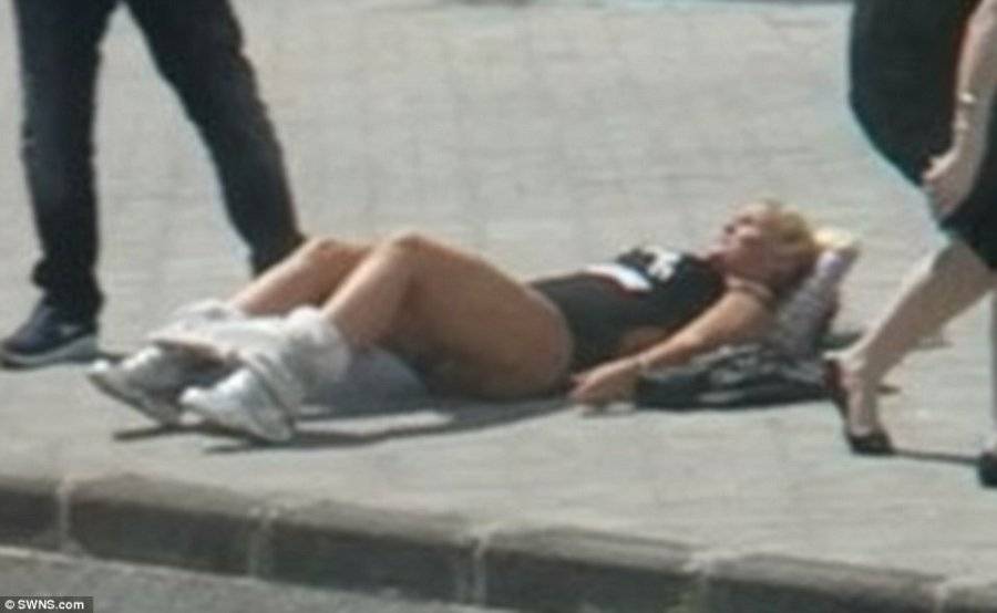 32CC096800000578-3520958-What_is_going_on_Kerry_Katona_lies_sprawled_on_the_ground_with_h-a-1_...jpg