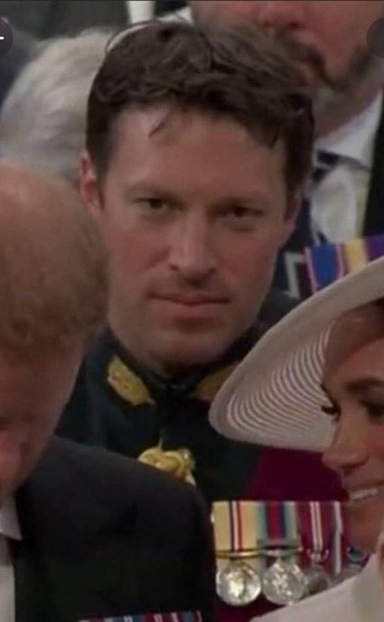 62408873-11215207-Major_Johnny_Thompson_was_spotted_behind_Prince_Harry_and_Megan_-a-50_166324...jpg