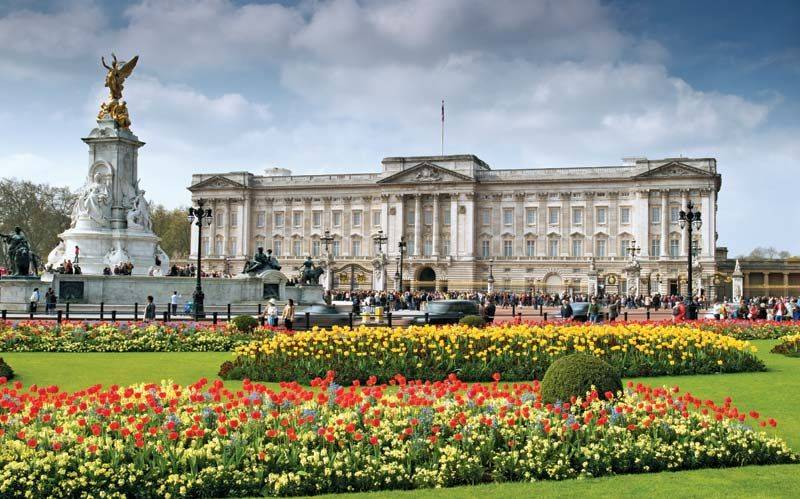 Buckingham-Palace-Queen-Victoria-Memorial-London-statue.jpg