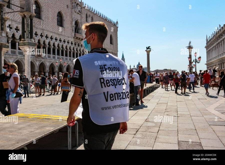 enjoy-respect-venezia-guard-in-surgical-face-mask-represents-responsible-tourism-at-st-marks-s...jpg