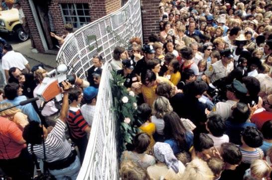 Fans-at-Gates-of-Graceland-august-18-1977.jpg