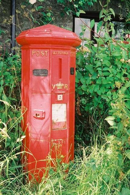 Holwell,_the_oldest_postbox_still_in_use_in_Britain_-_geograph.org.uk_-_513653.jpg