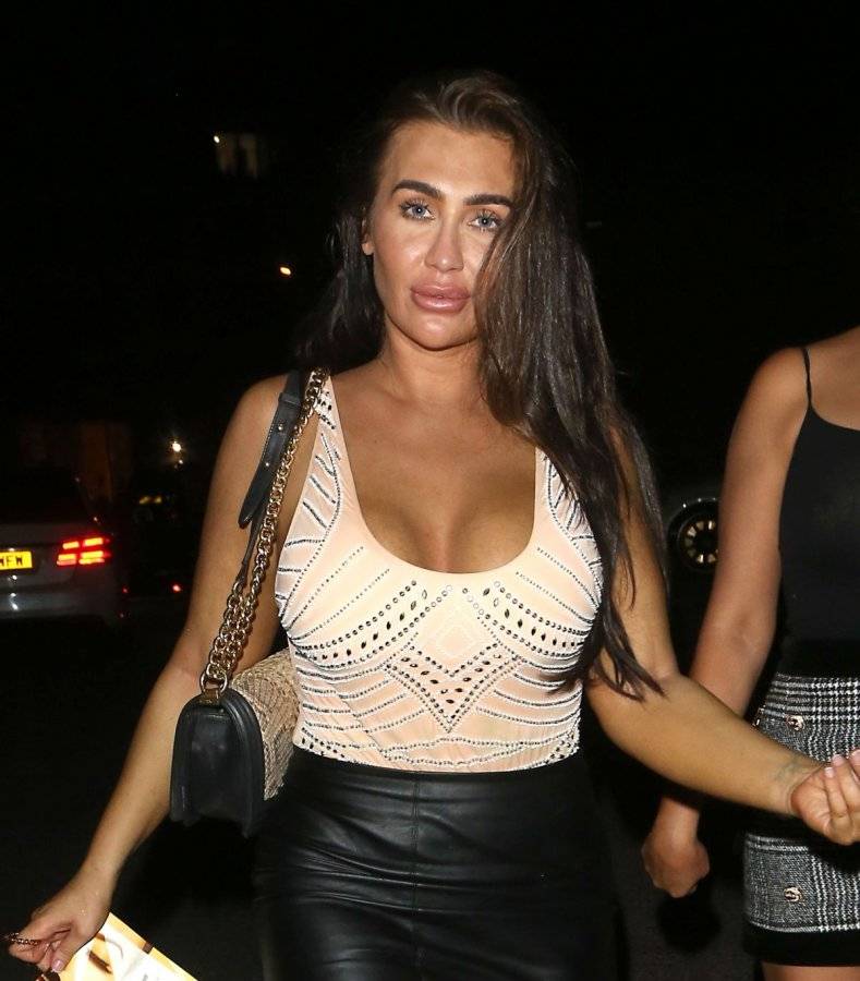 lauren-goodger-spotted-on-a-night-out-with-her-sisters-in-essex-15.jpg
