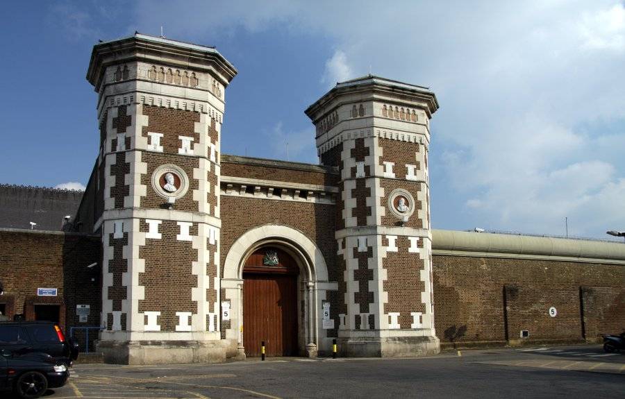 Main_gate_to_the_HM_Prison_Wormwood_Scrubs_in_spring_2013_(2).JPG
