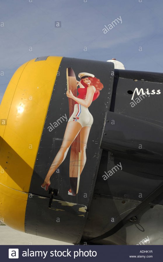 nose-art-of-a-pinup-girl-holding-a-wooden-prop-propeller-vintage-aircraft-ADHK1R.jpg