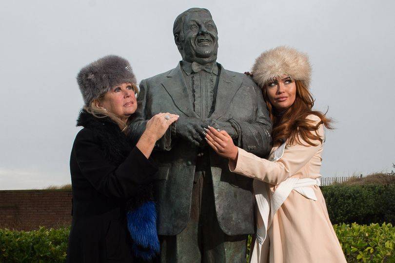 PEOPLE-PROD-Tracey-Dawson-with-he-daughter-Charlotte-next-to-the-statue-of-Les-Dawson.jpg