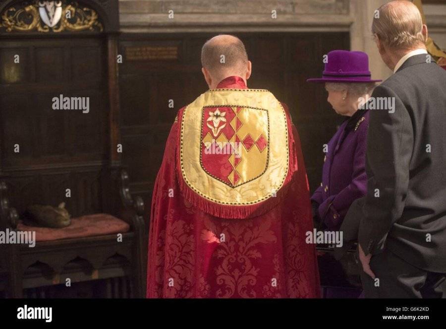 queen-elizabeth-ii-looks-at-doorkins-magnificat-sleeping-in-the-bishops-G6K2KD.jpg