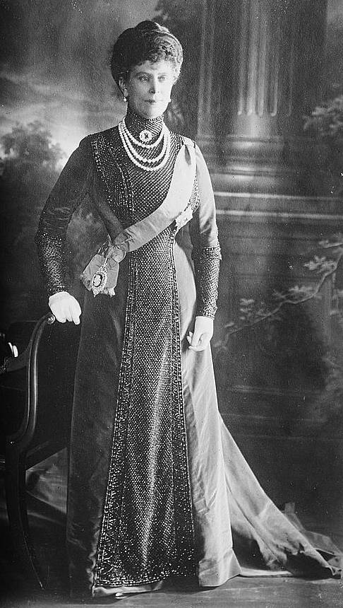 queen_mary_july_1911_lcbain.jpg