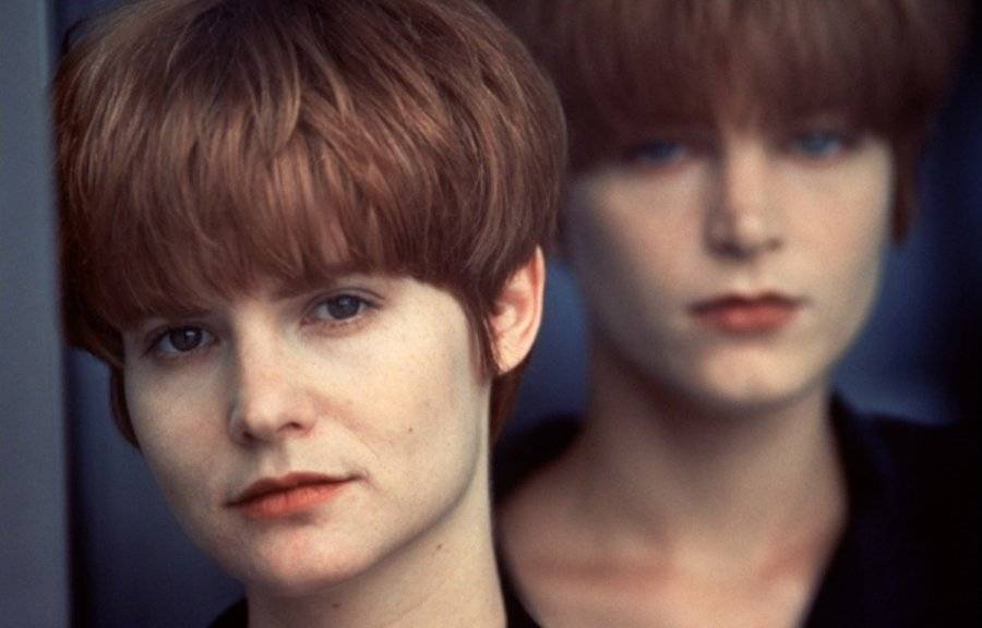 Single-White-Female-1992-movie-Jennifer-Jason-Leigh-Bridget-Fonda.jpg