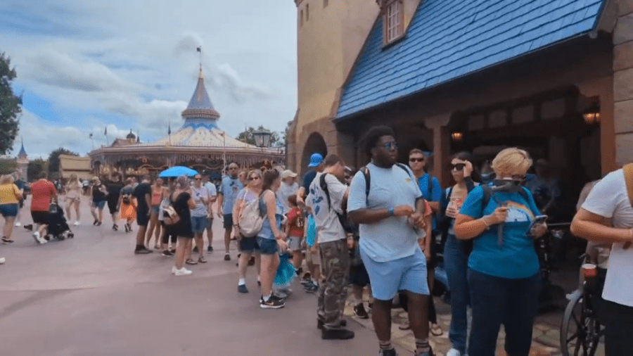Theme Park Travellers - 🔴[LIVE] MAGIC KINGDOM à Disneyworld, Tron Invité spécial Ouragan Idali...png
