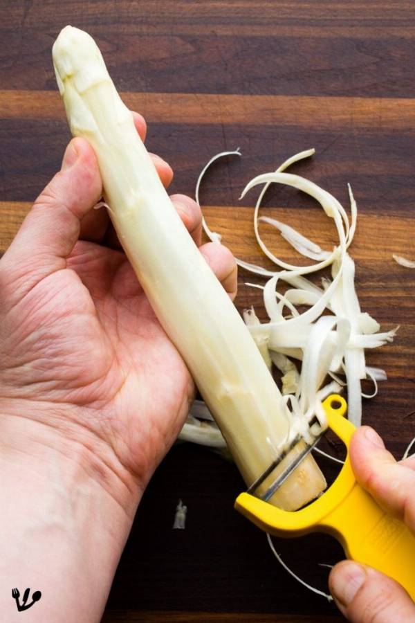 -thick-solo-white-asparagus-while-holding-700x1050.jpg