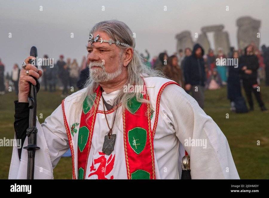 wiltshire-england-june-212022-druids-pagans-and-revellers-gather-at-stonehenge-hoping-to-see-t...jpg