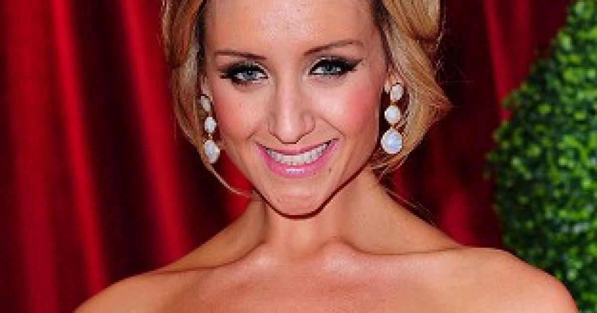 Catherine Tyldesley visits acupuncturist carrying £415 raffia bag